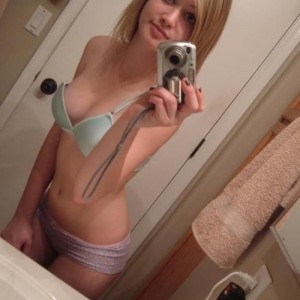 blonde_teen_in_lingerie_sexy_selfie